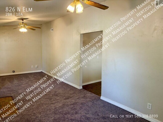 Foto del edificio - 826 N Elm St