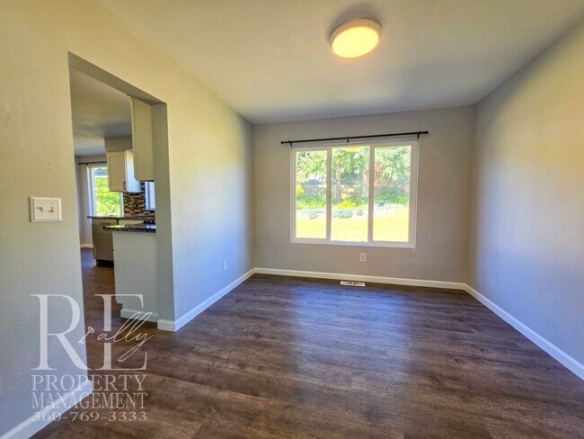 Foto del edificio - Light-Filled Cul-de-Sac Home with Expansive Bonus Room, Huge Primary Suite & Backyard Retreat