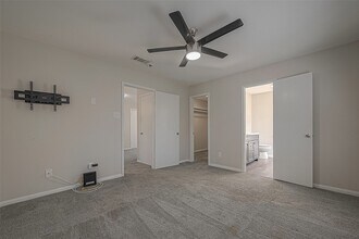 Building Photo - 2323 Pine Cone Dr