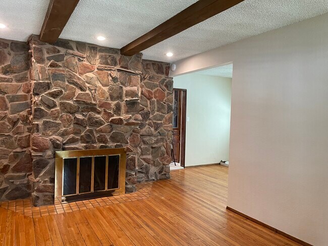 Living room - 5110 Enfield Ave