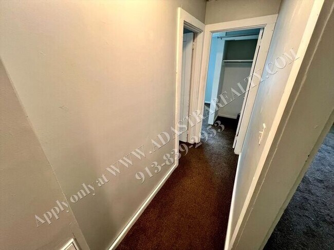 Foto del edificio - Cozy 2 Bed 1 Bath Duplex in OLATHE-Available NOW!!