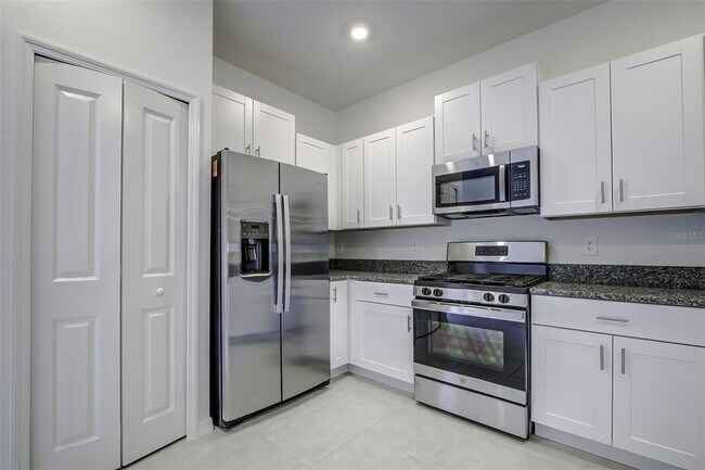 Building Photo - 8240 Cor Pne Wy