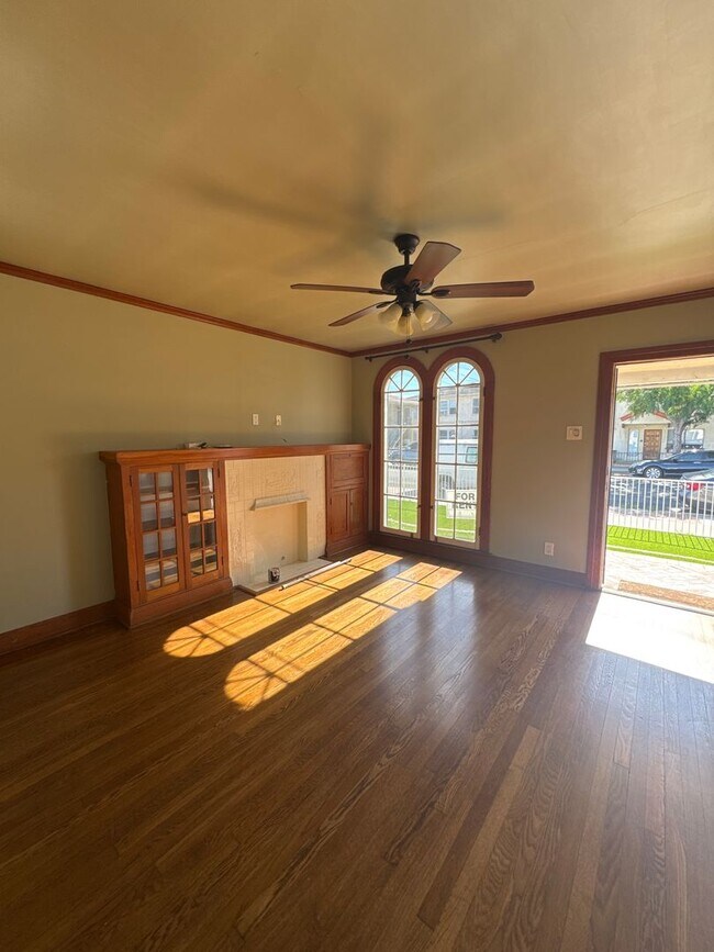 Building Photo - 550 W 20th St