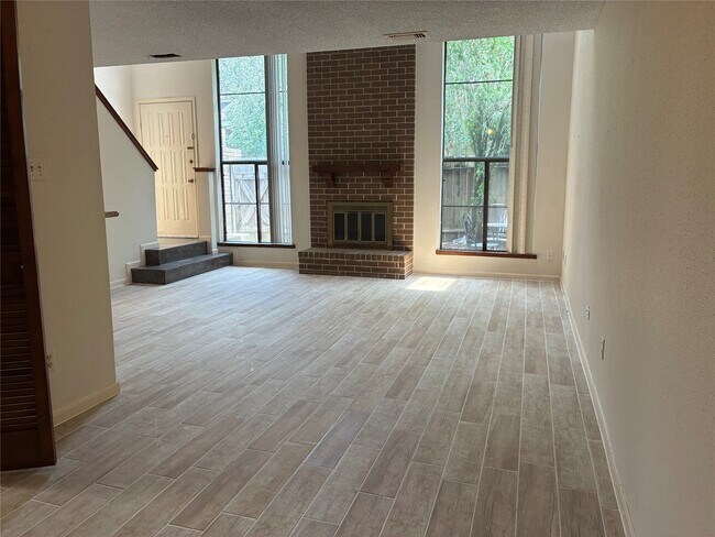 Building Photo - 13784 Hollowgreen Dr