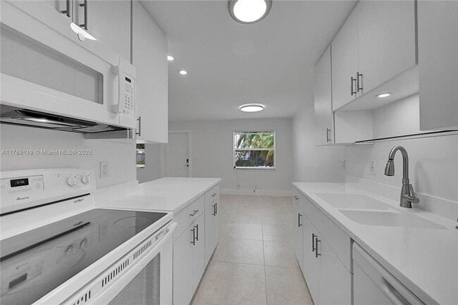 Building Photo - 810 SW 12th Ct