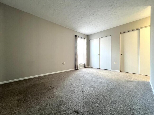 Building Photo - 87 W Van Lake Dr