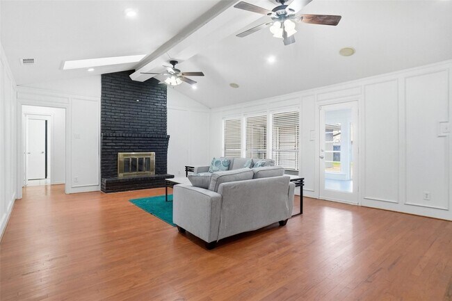 Building Photo - 1329 Mackie Dr