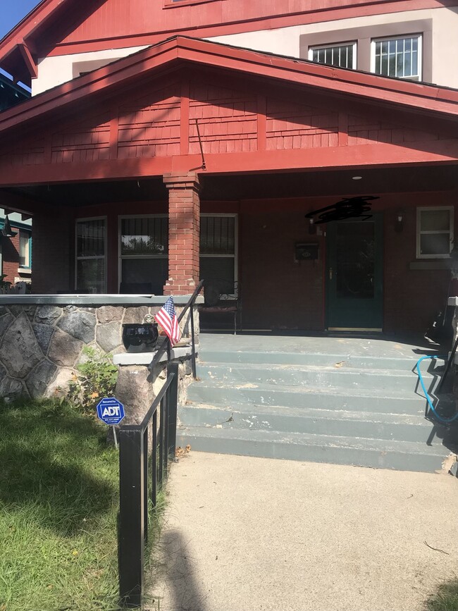 Front entrance - 1305 Sigsbee St SE