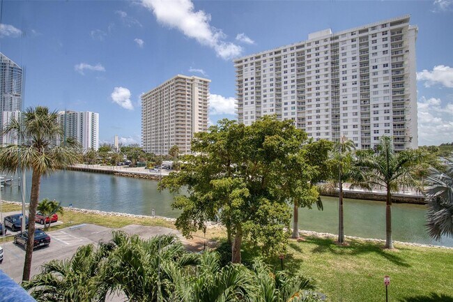 Foto del edificio - 400 Kings Point Dr