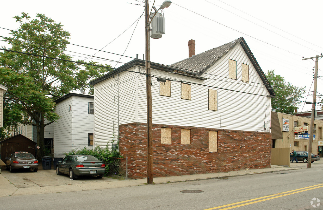 Building Photo - 104 Pine St