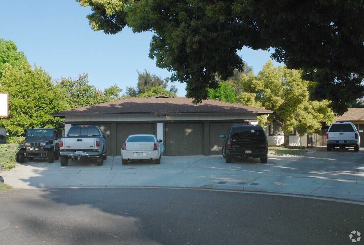 Building Photo - 2119 Surrey Pl