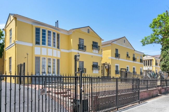 Foto del edificio - * BEAUTIFUL AND NEWLY RENOVATED TWO BEDROO...