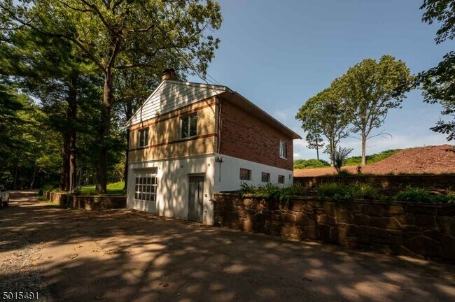 Building Photo - 288 Creek Rd