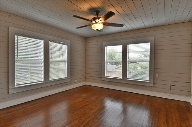 Foto del edificio - 409 E Austin St
