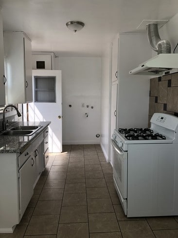 Kitchen w/ stove - 3107 Isabel Ave