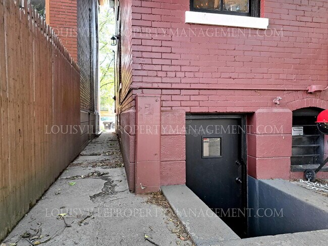 Building Photo - 319 W Lee St