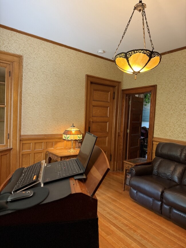 Foto del edificio - Heat and Historic Charm Included!