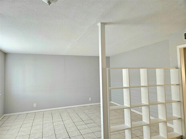 Building Photo - 1109 Broadway Avenue J