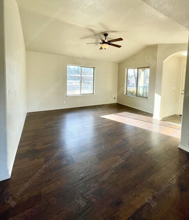 Building Photo - Charming 3-bedroom in heart of Sisters