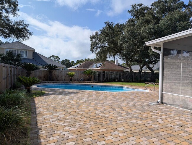 Foto del edificio - Executive Pool Home in Prestigious Lake Lo...