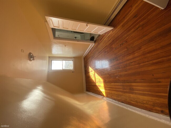 Foto del edificio - 2 br, 1 bath Triplex - 56 Treacy Ave