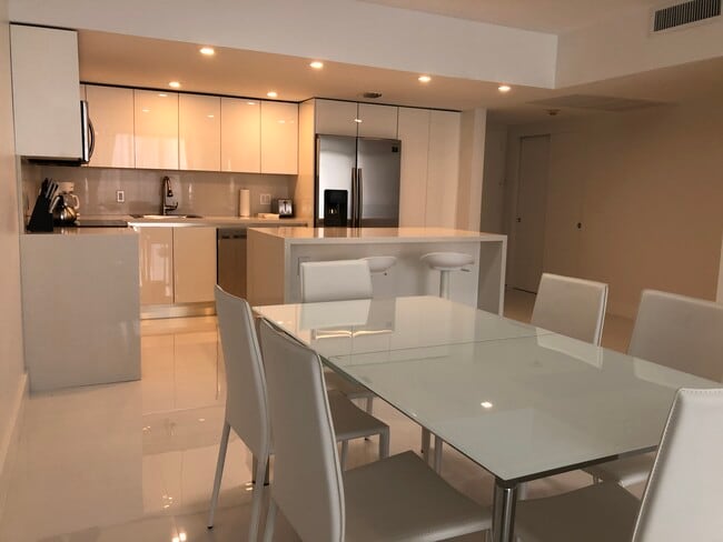 Foto del edificio - 19390 Collins Ave