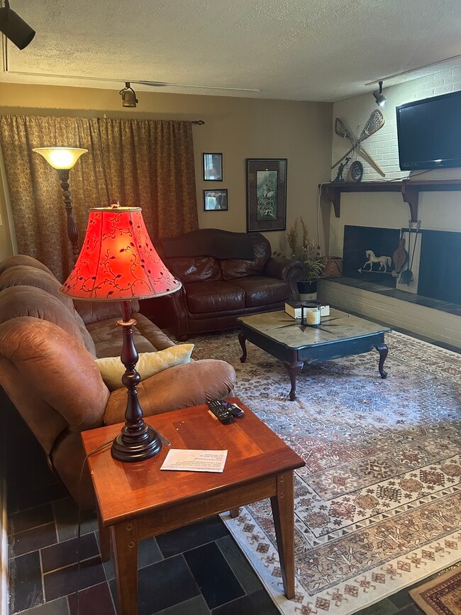 Building Photo - 94 Range End Manor