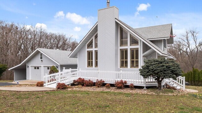 Building Photo - "Charming 2-Bed Home with Scenic Views and...