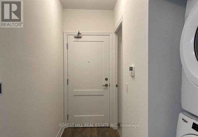 Photo du bâtiment - 30 Elm Dr W