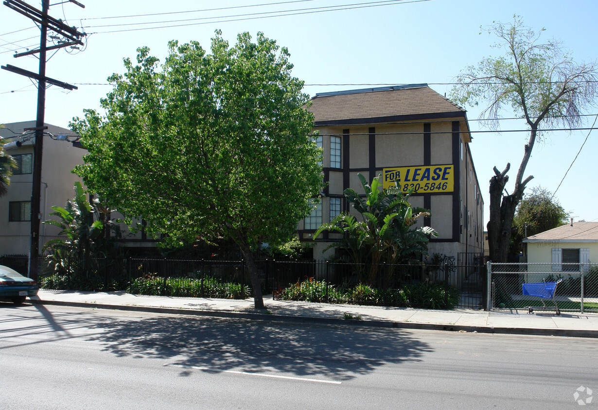 Foto del edificio - 14810-14812 Parthenia