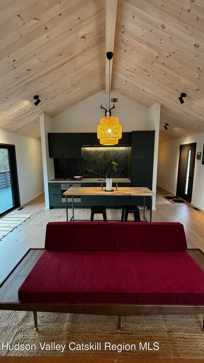 Building Photo - 13 Regal Rd