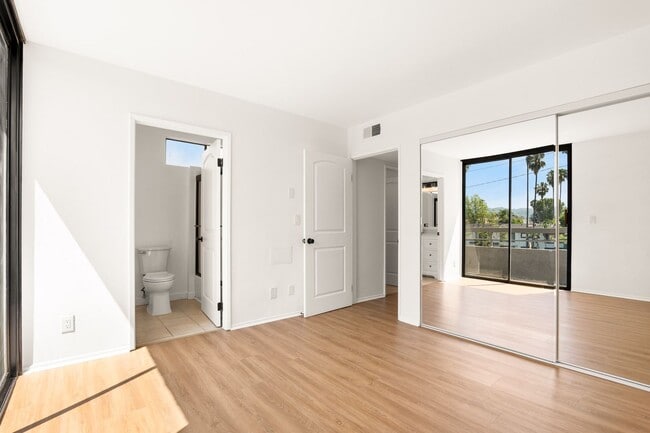 Foto del edificio - Newly Remodeled 2 Bed, 2 Bath Apartment in Valley Village!