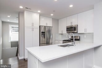 Building Photo - 720 S Sartain St