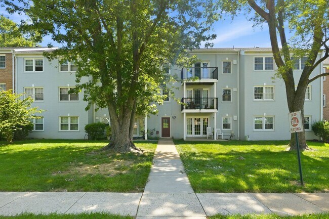 Foto del edificio - Discover stylish, low maintenance living in this beautifully updated two bedroom, one bathroom co...
