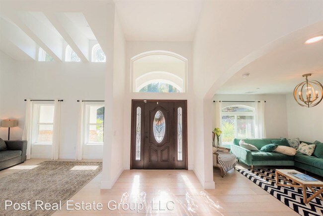 Building Photo - 28303 Laura La Plante Dr