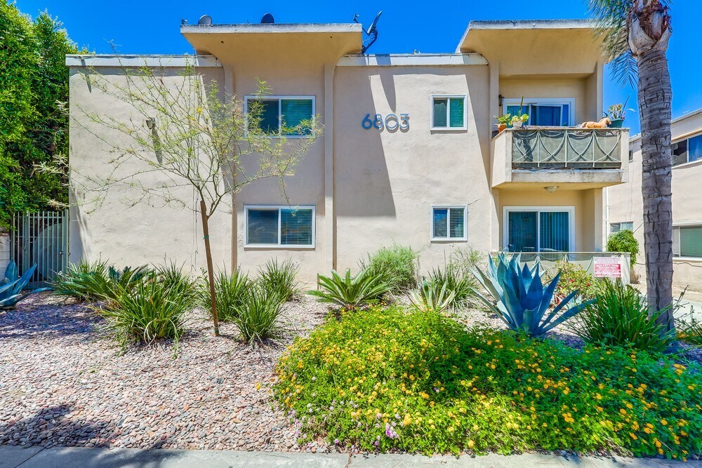 Vista frontal - Apartment Building in Park Mesa Heights wi...