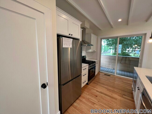 Building Photo - 65 Cameron St