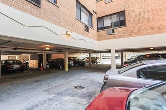 Building Photo - 6040 N Sheridan Rd