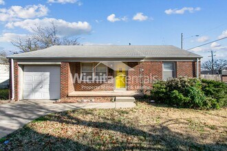 Building Photo - 820 S Royal Rd