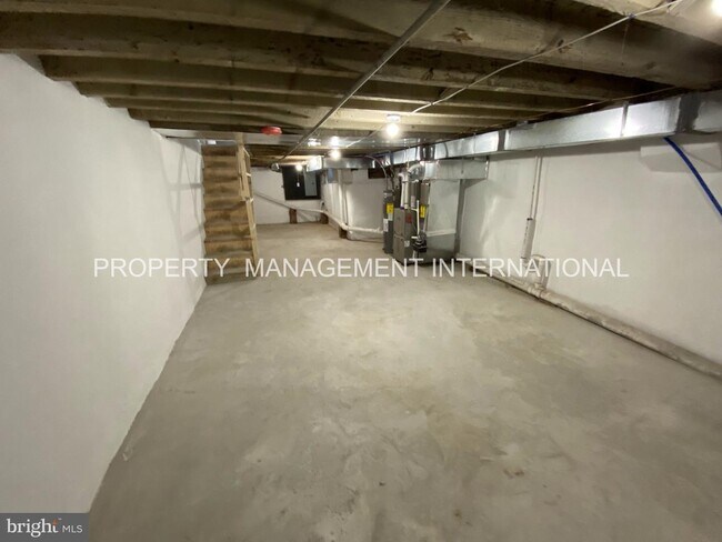 Building Photo - 5257 Addison St