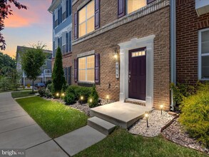 Building Photo - 7019 Hickory Ct