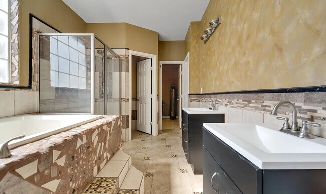 Foto del edificio - Huge Home Minutes from Downtown Tulsa