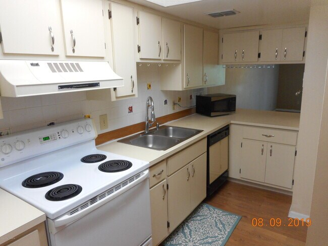 Foto del edificio - 1010 Pine Tree Dr