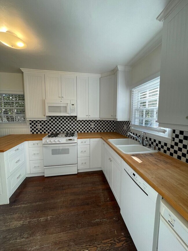 Building Photo - Charming Cottage