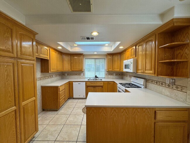 Building Photo - NE Bakersfield home with a sunroom!