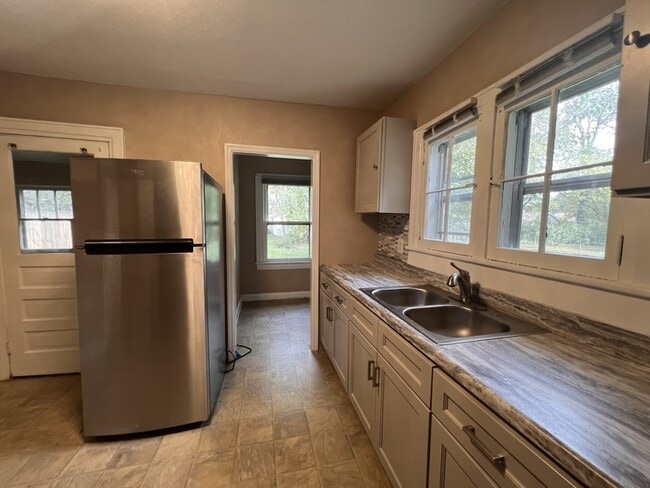 Building Photo - 4021 Porter Ave