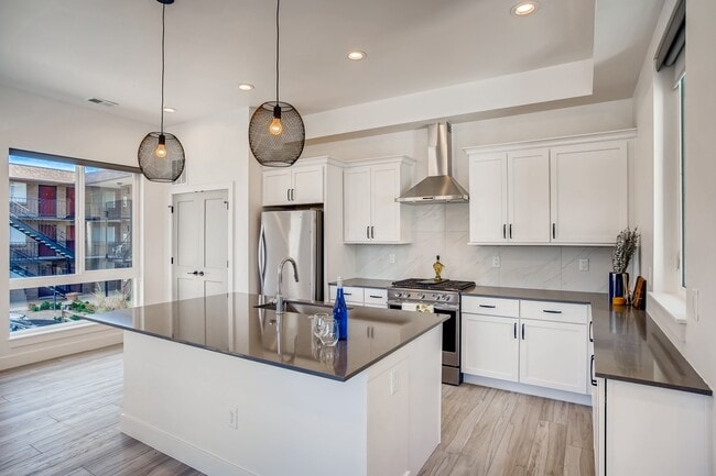 Foto del edificio - Corona Townhomes