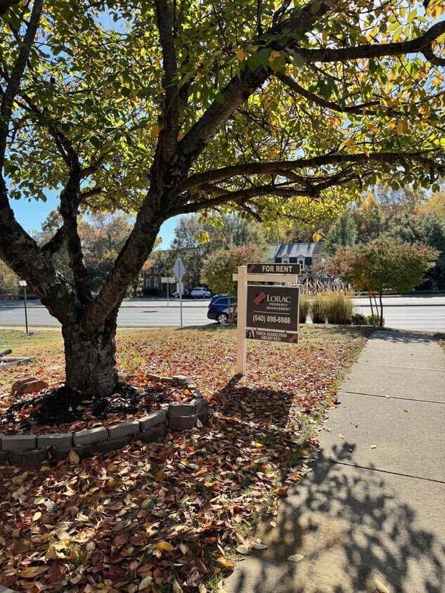 Building Photo - AVAILABLE NOW! Charming 3-Level Townhome