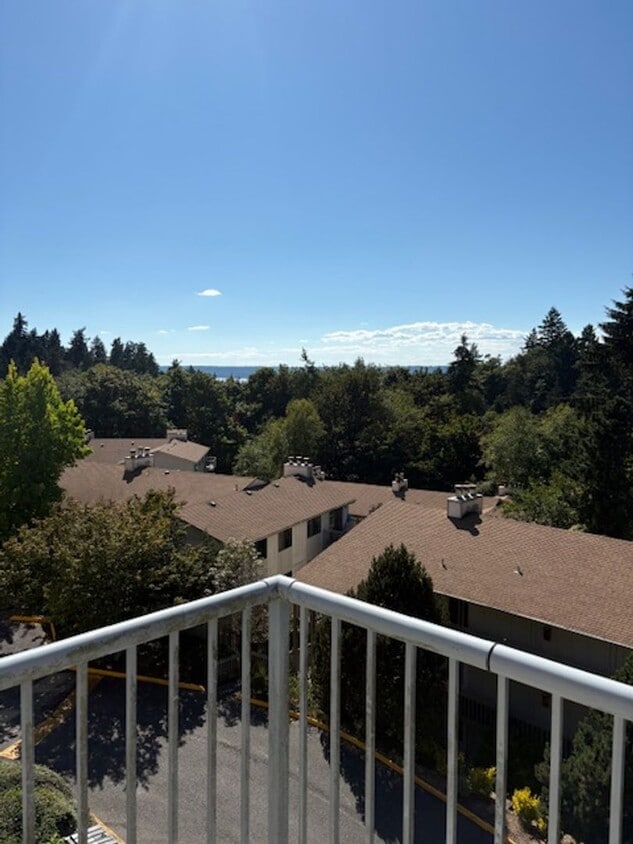 Primary Photo - Beautiful top floor 2 bedroom, 2 bath in B...