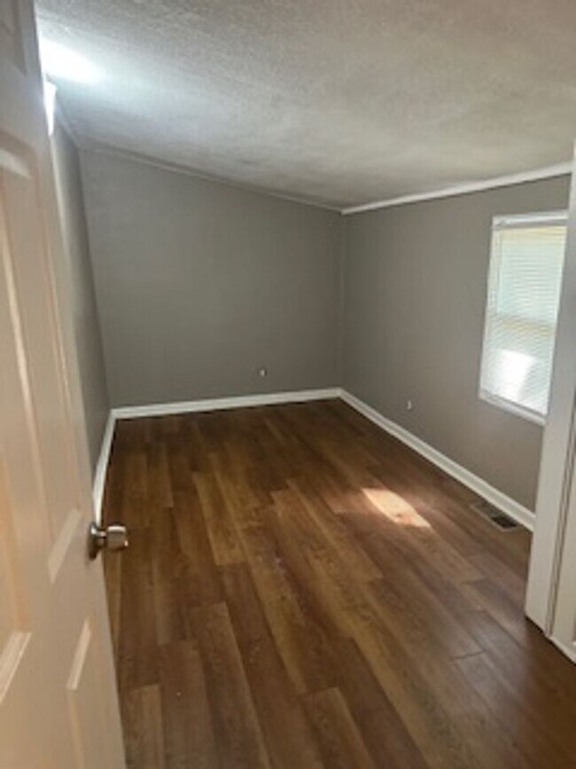 Foto del edificio - Beautiful 4 Bedroom 2 Bath in Heart of Kan...